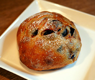 黒豆パン 280円（税込）