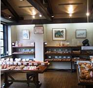 ゆったりとしたつくりの店内。大きな窓からたっぷりと光が入る。