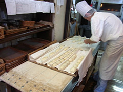 売り場から作業風景が伺える。丁寧に手際よく作業が進められていく様子に、思わず見入ってしまう。