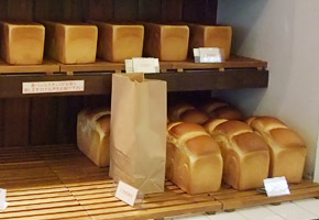 大人気の「世田谷食パン」（上）と「世田山食パン」（下）。ネーミングもユニーク
