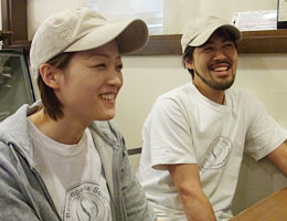 お互い信頼しあうベストパートナーの須藤夫妻。理想とする店作りに向けて、共に歩み続ける