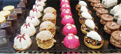 美しいケーキに目をうばわれる