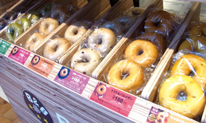 魅力的なアイテムがところ狭しと並ぶ店内