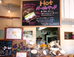 個性豊かなベーグルたちが並ぶ。店内手書きのPOPも可愛らしい