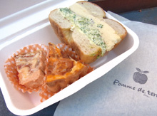 ランチボックスはベーグルサンドに2種類のデリがついてボリューム満点。580円というお手ごろ価格も嬉しい