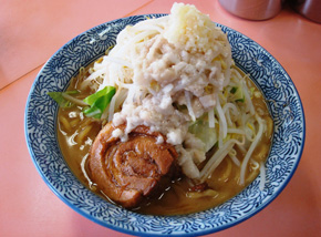 ブタキング（札幌）：店主が東京在住時に「ラーメン二郎」が好きで、其のインパクトを味噌ラーメンで表現。一躍、人気店となる。