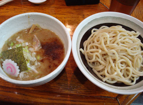 三竹寿（沖縄）：「六厘舎」出身者が独立して那覇に出店。自家製麺で濃厚スープのつけ麺を提供。沖縄そば文化に風穴を開けた。