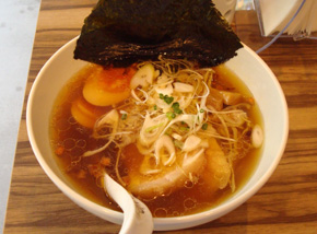 ソラノイロ（麹町）：両極端の2種類の味を出す店。写真は中華そば。こういう「見た目普通」でおいしく仕上げるのが、実は難しい。