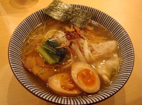 くろき（秋葉原）：和食とイタリアンの経験はあるが、ラーメンは独学。ただし、料理の経験が長いため、随所に其の片鱗がうかがえる。