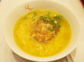 レモン＆フロマージュ（吉祥寺）：こちらも見た目は普通の塩ラーメン。しかしスープを飲むと顔がゆがむぐらいにレモンの酸味が利いている。