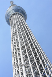 「東京ソラマチ」の４階のフリースペース、「スカイアリーナ」から見た東京スカイツリー