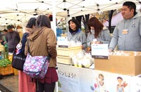 パンの説明に聞き入るお客様