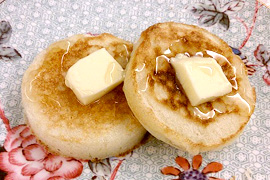 バターと蜂蜜またはメープルシロップを付けて食べるプレーンクランペット　800円。紅茶付き