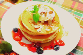 10月にはフィンランドをテーマにした期間限定カフェを開催し、フィンランドの秋をイメージしたパンケーキメニュー「リスが見つけた森もパンケーキ」を提供