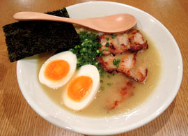 スペシャルラーメンとろり　950円。トッピングは塩卵、海苔、ネギ、手羽先