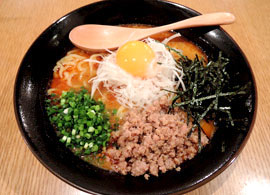 今年の夏前から発売を始めた、鶏ポタンタン麺　800円。ゴマとカツオ風味の自家製ラー油が効いている