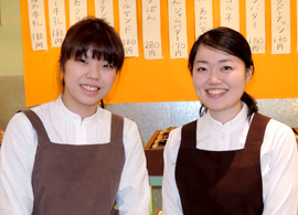 販売チーフの米桝あおいさん(写真右)と販売スタッフ