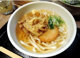 丸天うどん(390円)にごぼう天(90円)をトッピングし、麺は柔麺(+50円)を選択。ネギ、天かす、しょうがのトッピングはセルフサービス