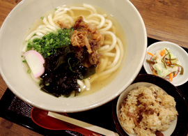 ランチメニューのセット壱 600円 。日替わりのトッピングはかしわ