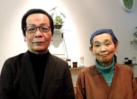 店主の入山文男さんと奥様
