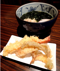 海老の天ぷら、ごぼうの天ぷら、わかめなどのトッピングが付く「北九州うどん」(630円)