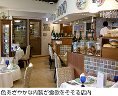 色あざやかな内装が食欲をそそる店内