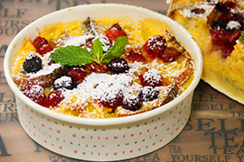 赤いフル－ツのパンプディング