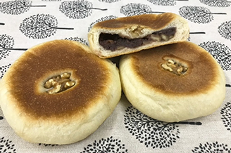 石臼挽き小麦粉を使用したクルミ入りあんパン